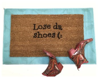 Lose da shoes™! What a cute way to ask your guests to take their kicks off (:
