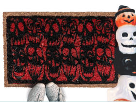 Retro red skulls Halloween doormat in black and red, horror-style welcome mat for front door